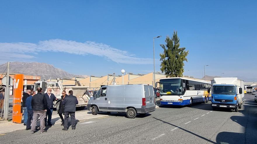 Caos en la ITV de Alicante: colas de cuatro horas como mínimo y colapso en los accesos