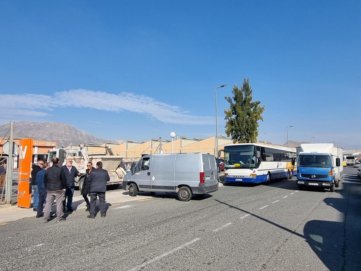 Accesos a la ITV de Alicante con vehículos en la calle esperando poder pasar y conductores esperando.