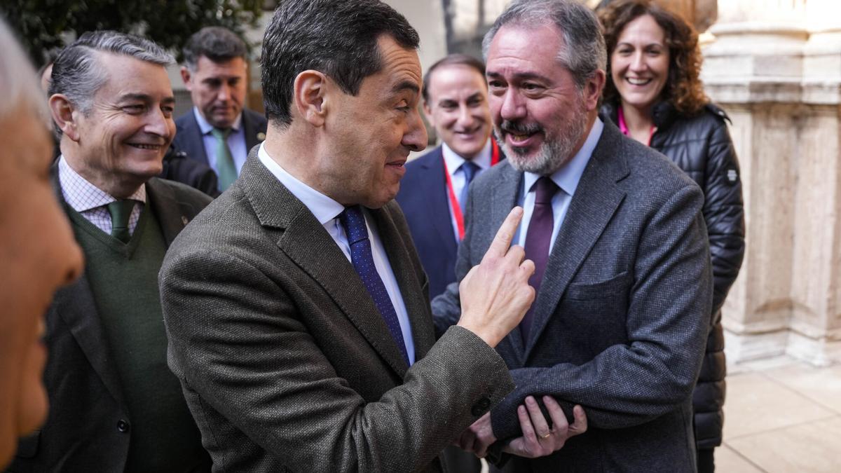 El presidente de la Junta de Andalucía, Juanma Moreno, saluda a Juan Espadas en el Parlamento andaluz.