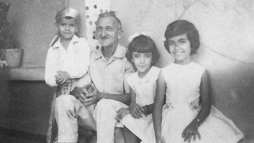 El zamorano Damián Pérez Garrote, con sus tres nietos en su vivienda de Brasil.