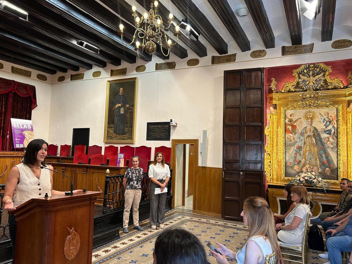 La edil María Bonmatí valoró el trabajo realizado por los alumnos en el cómic