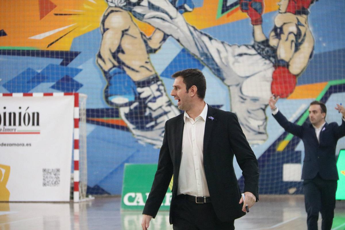 Raúl Pérez reclama actitud a sus jugadores durante el tercer cuarto.