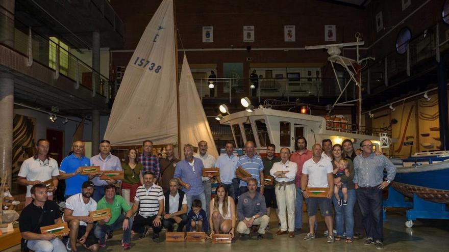 Los ganadores de la Semana Asturiana de vela posan con sus trofeos en Museo Marítimo de Luanco.