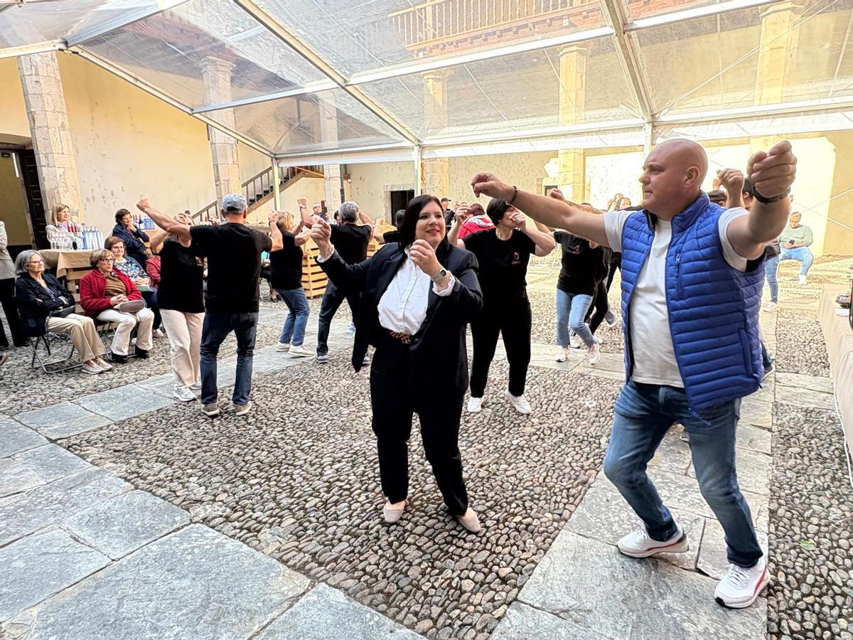 Paula Menéndez baila la Jota con el resto de compañeros del grupo &quot;Perendengue&quot;.