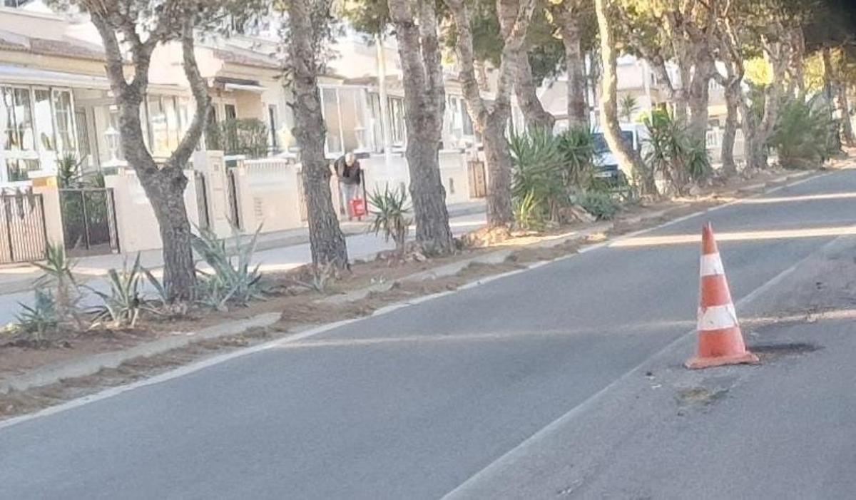 Conos que señalizan los baches en la carretera de Villamartín