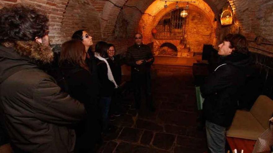 Profesores y alumnos observan el interior de la Cueva Árabe.