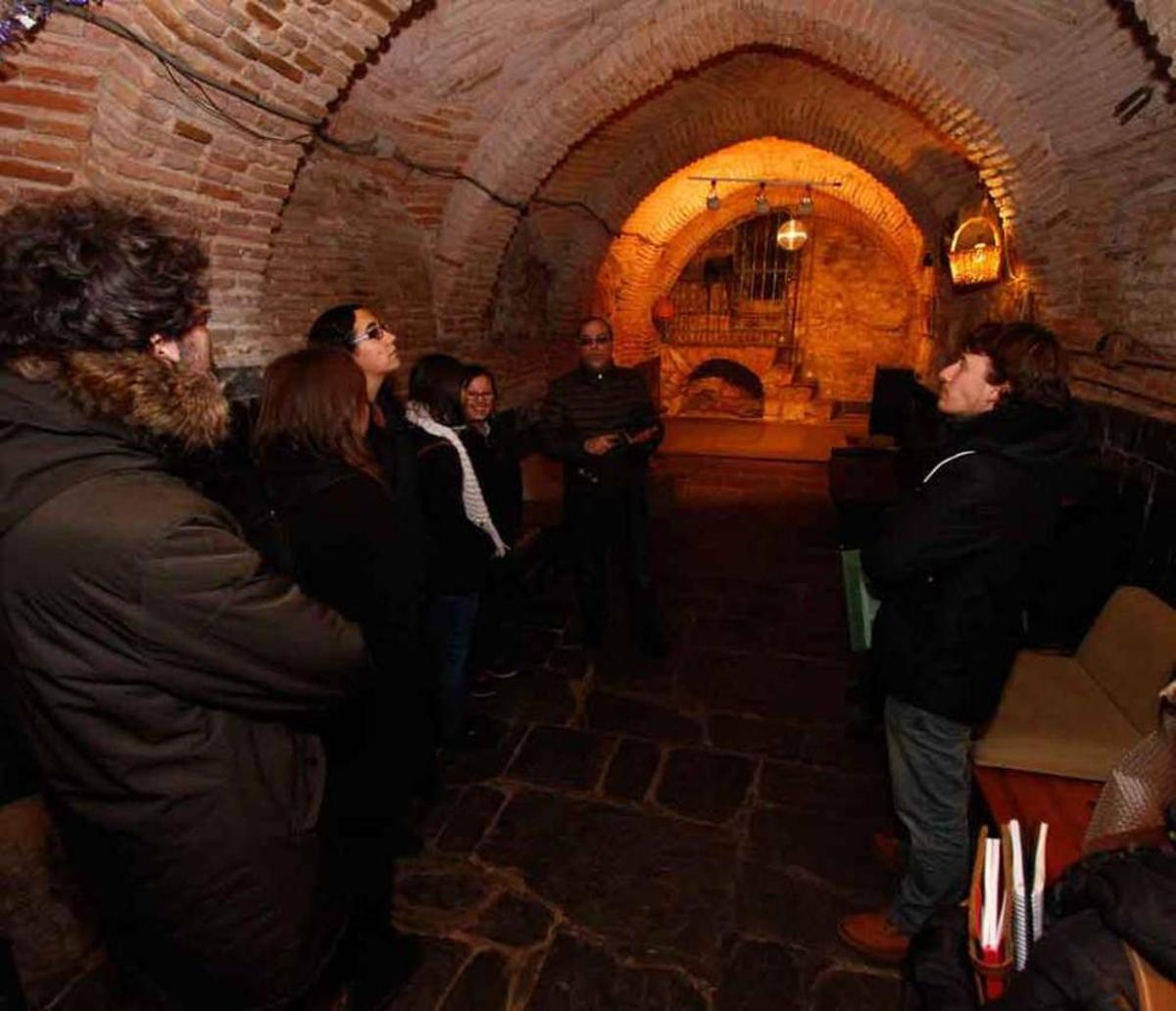 Profesores y alumnos observan el interior de la Cueva Árabe.