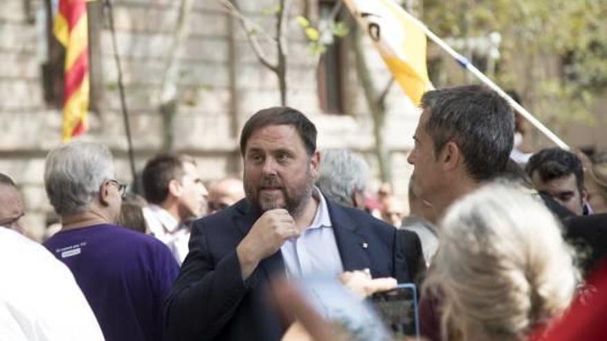 El vicepresident de la Generalitat i conseller d&#039;Economia, Oriol Junqueras, ahir realitzant una visita a la concentració davant el TSJC.