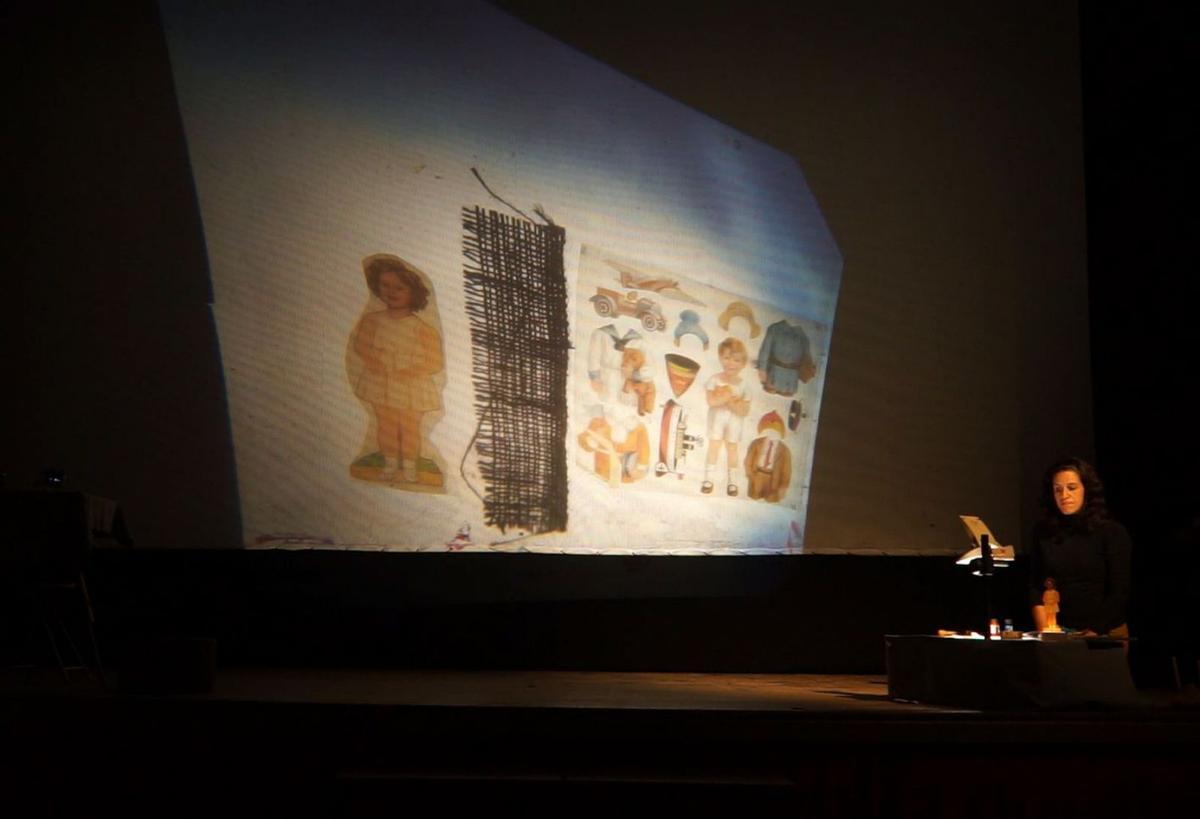 Un momento de la obra, con Blanca Alonso sobre el escenario e imágenes proyectadas. | COMPAÑÍA COLORADAS