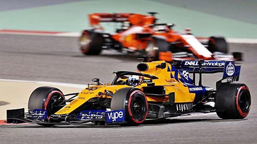 Carlos Sainz, a bordo de su McLaren, ayer en el GP de Baréin.