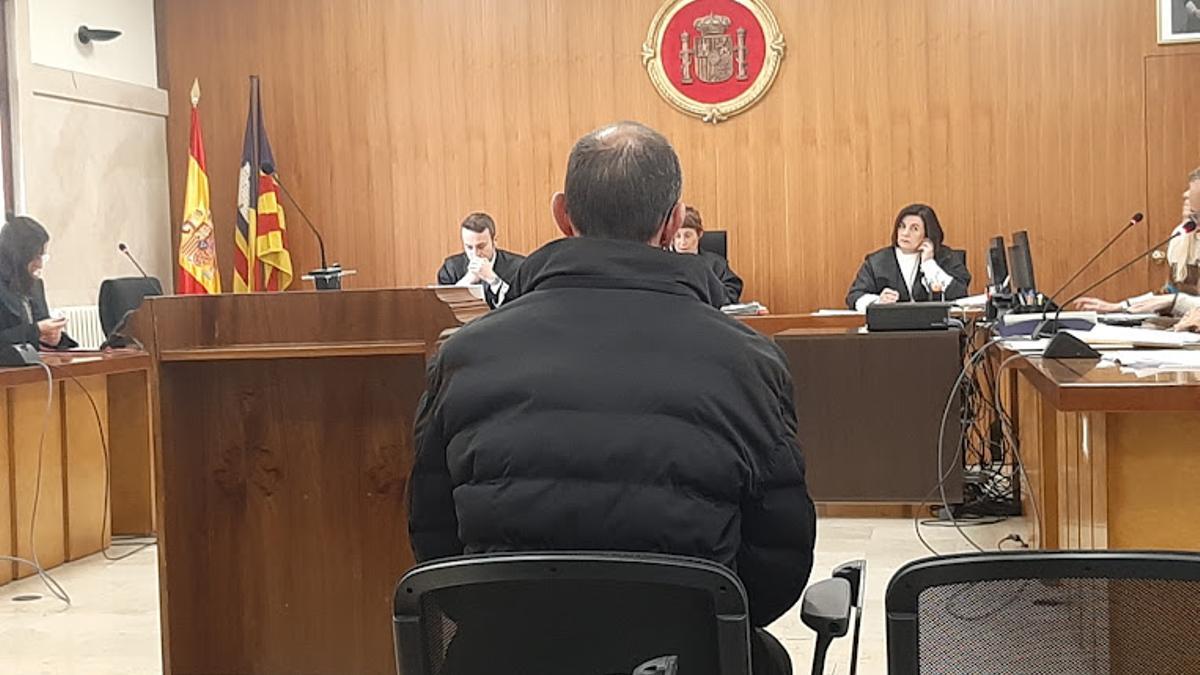 El acusado de abusos sexuales a su hijastra, durante el juicio en la Audiencia.