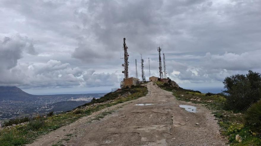 Ilegales y construidas en una cima protegida: Benitatxell demolerá tres antenas del Puig de la Llorença
