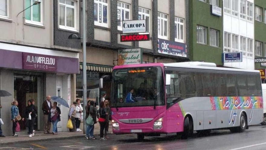 Un autobús recoge viajeros en el centro de Arteixo.
