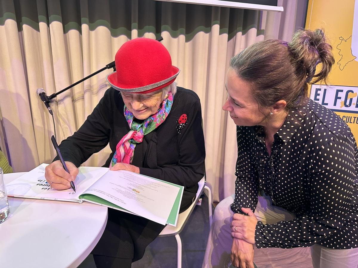 Pilarin Bayés signant un dels llibres publicats per l'Idibgi.