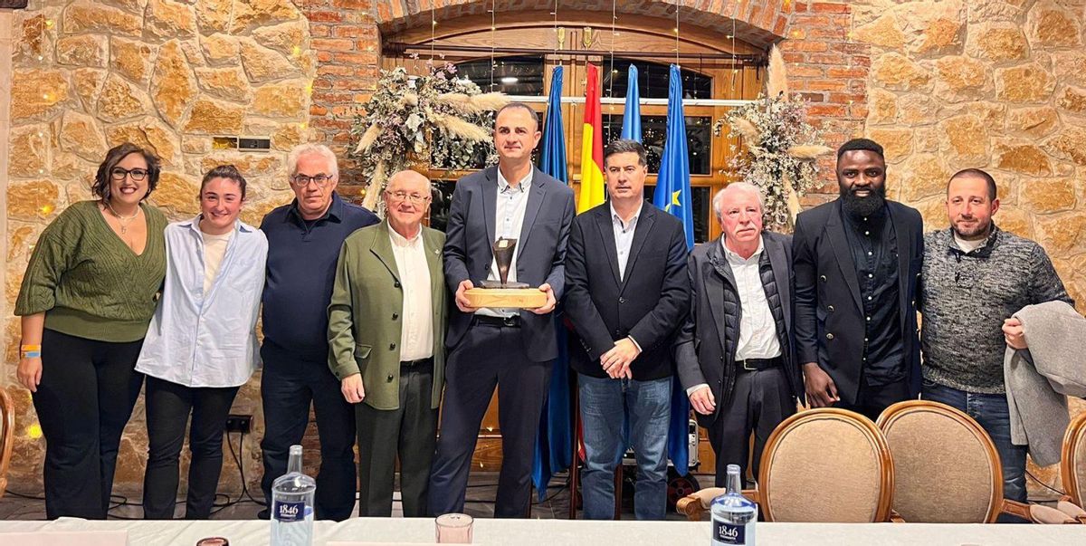 Por la iquierda, Mónica Díaz, Marta Trueba, Jerónimo Antonio Díaz, José Ignacio García, Miguel López-Cedrón, Silverio Argüelles, José Ramón Alonso, Paul Otía y Carlos Mateos, ayer, durante el acto de entrega del galardón. | C. V.