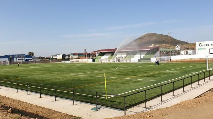 Finalizan las obras del campo de fútbol de Logrosán