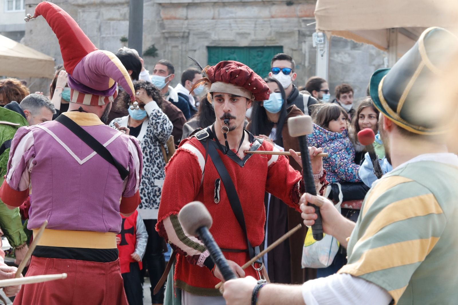 Así vive Baiona el regreso de la Arribada: justa de caballeros , esgrima y talleres de artesanía