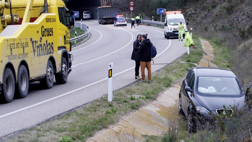 Un cotxe estimbat al marge de la carretera després de patir una accident · Diari de Girona