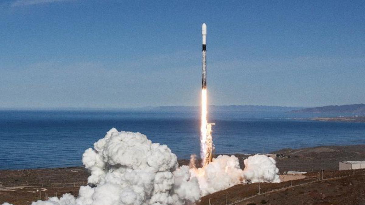 Lanzamiento desde una base militar de California del nanosatélite ‘Falcon 9’.