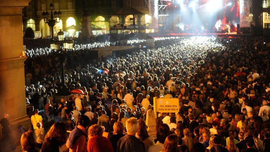 Público asistente a uno de los conciertos celebrados en la plaza de María Pita.