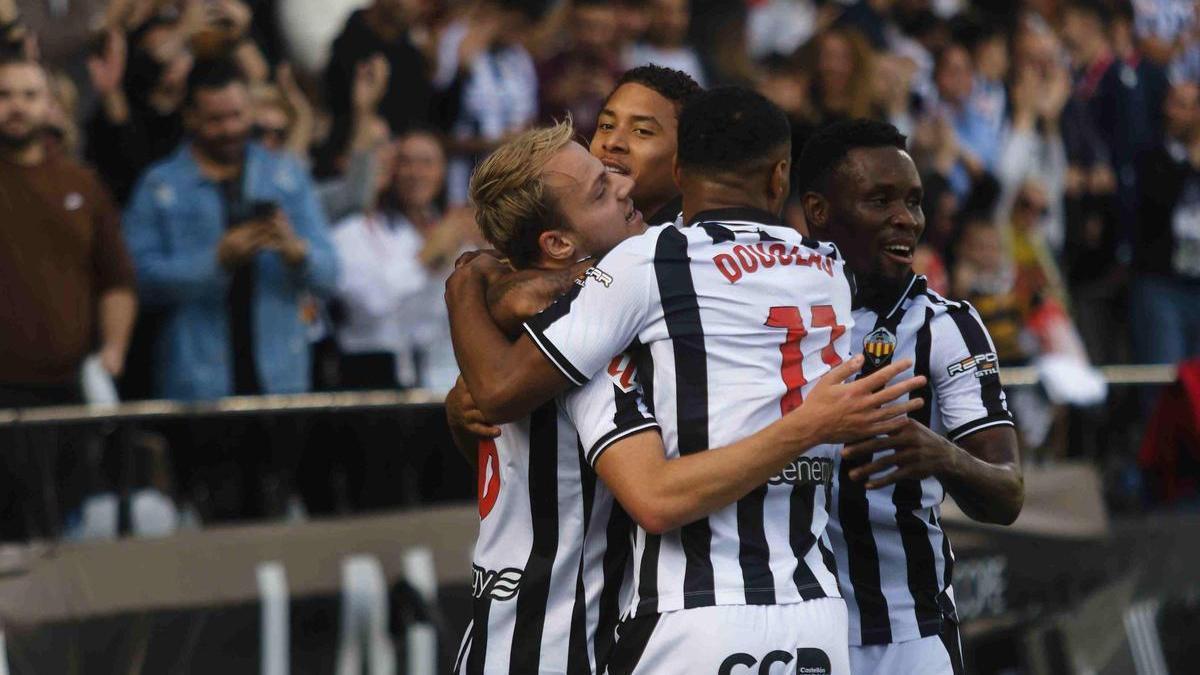 Douglas, Mamah y Chirino abrazan a Van den Belt tras el 1-0.