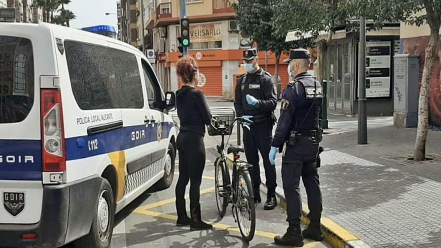 La Policía intercepta a una ciudadana que iba en bicicleta.