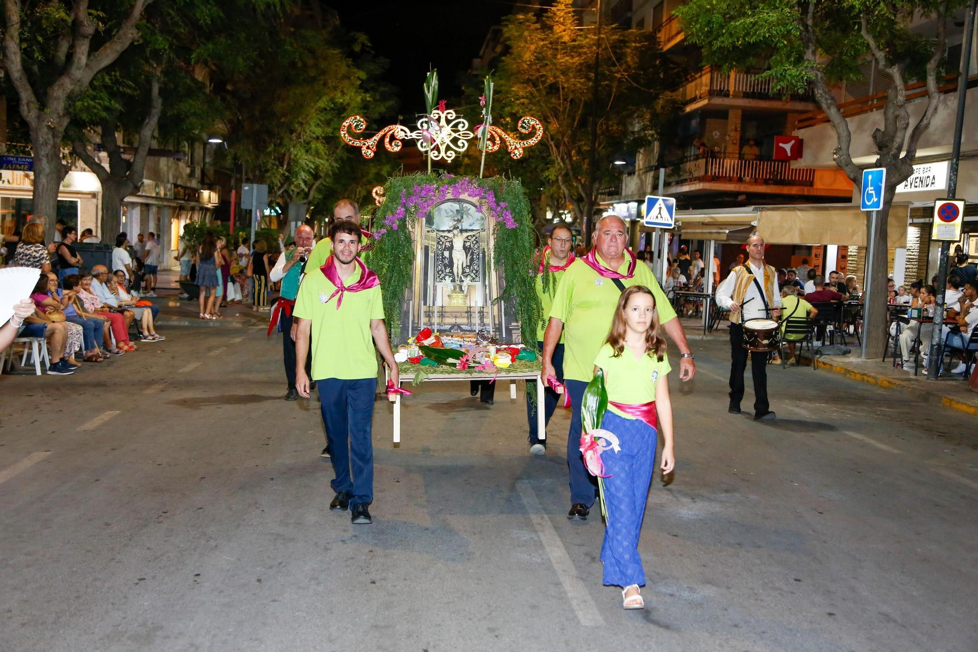 Las mejores imágenes en la Ofrenda al Cristo de la Paz de Sant Joan