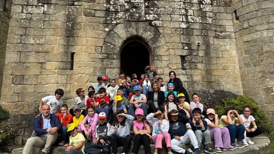 Estudantes de Ponteareas no Castelo de Vilasobroso. | // D.P.