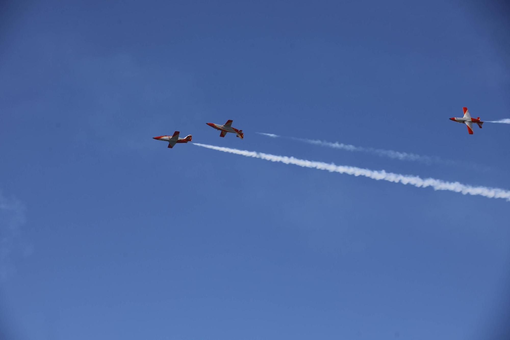 EN IMÁGENES: Así fue la revista naval  del Rey Felipe VI y la exhibición aérea en Gijón por el Día de las Fuerzas Armadas