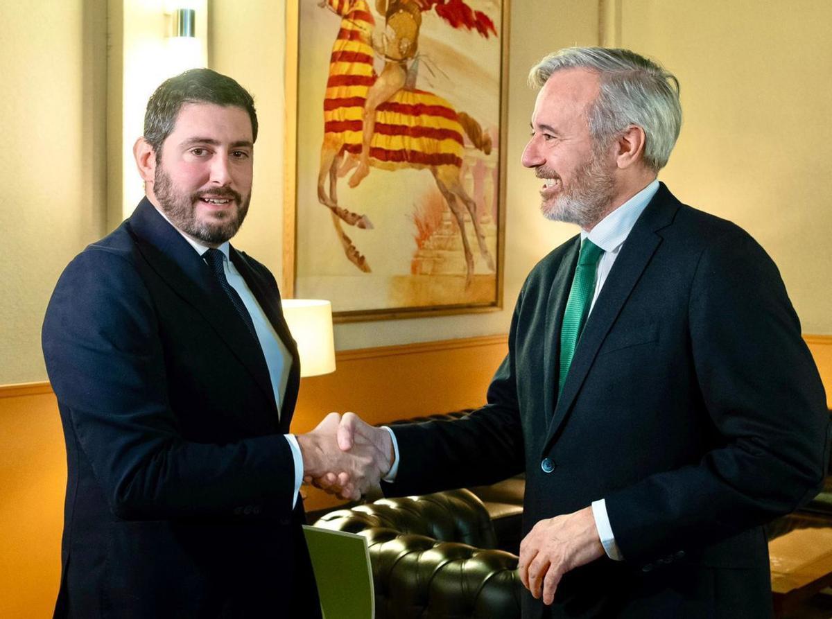 Jorge Azcón, PP-Kandidat in Aragón (re.), und Alejandro Nolasco von Vox bei einem Treffen im Dezember. | F:: EP