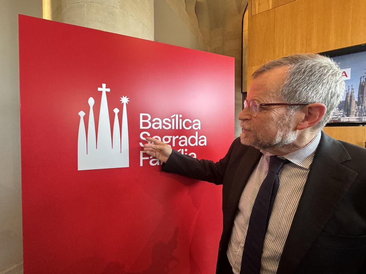 Jordi Faulí, director de las obras, muestra el n uevo logo de la Sagrada Família