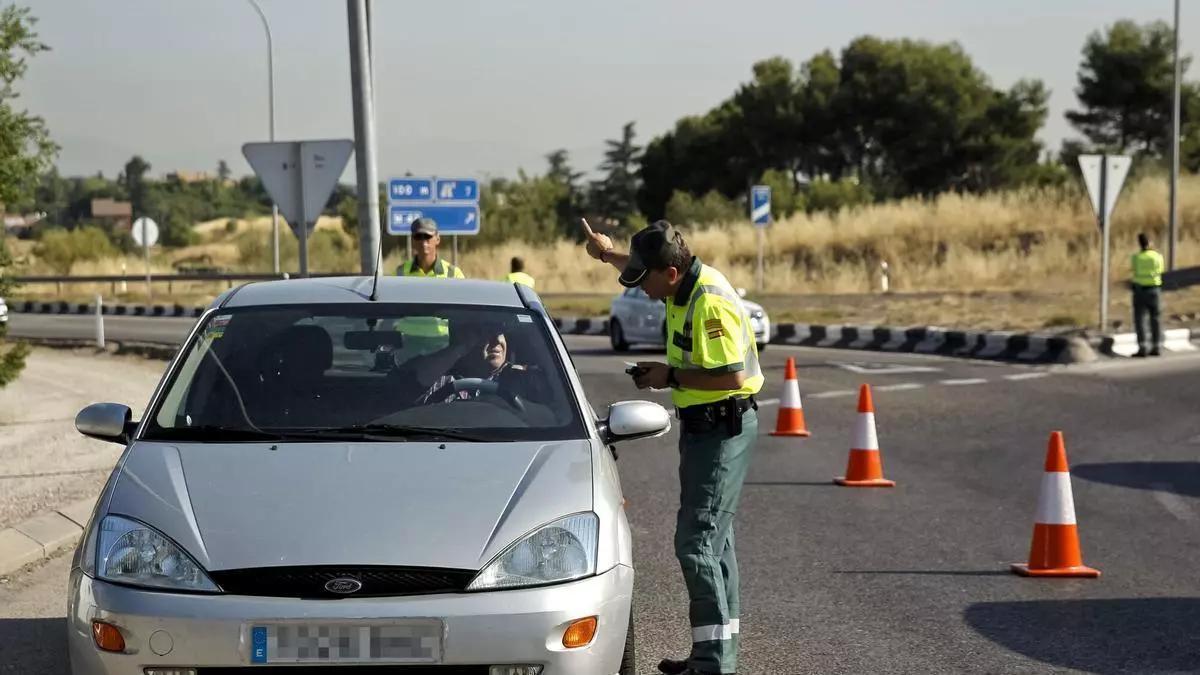 El nuevo dispositivo que todos los coches están obligados a llevar este verano en la guantera: la Guardia Civil pone multas de 200 euros