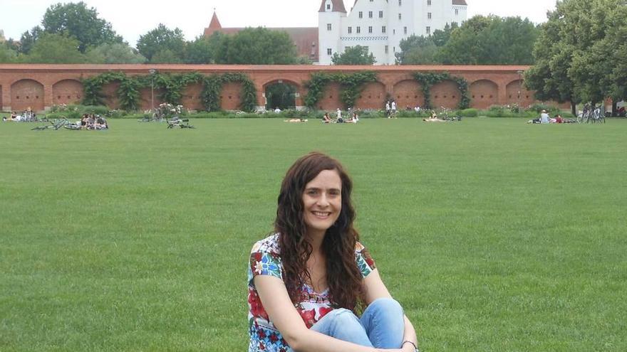 Rebeca Llames, en el Klenzepark de Ingolstadt. Al fondo, el Neues Schloss (castillo nuevo), que inspiró el mito de Frankenstein.