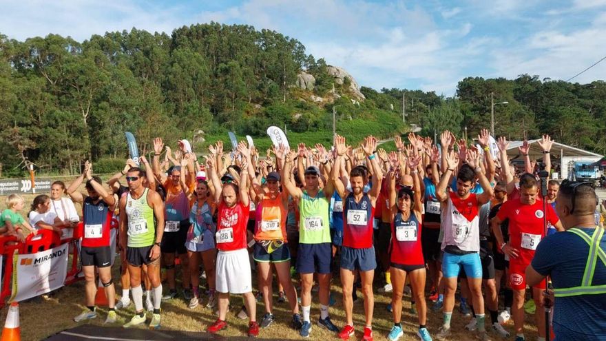 Los participantes en la carrera absoluta de 10 kilómetros del Cross Cabo Udra en los instantes previos a tomar la salida.