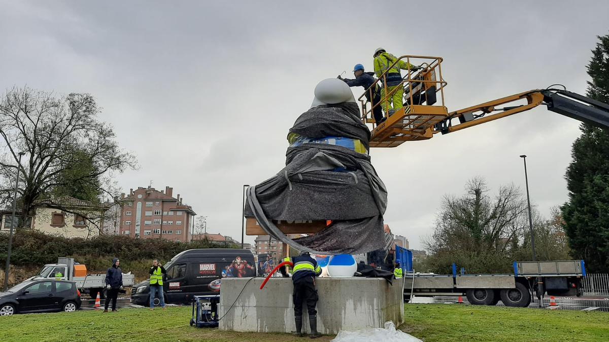 La Pitufina gigante llega a la Pola: comienza la instalación de la figura que dará la bienvenida a la capital de Siero desde el acceso de la Autovía Minera