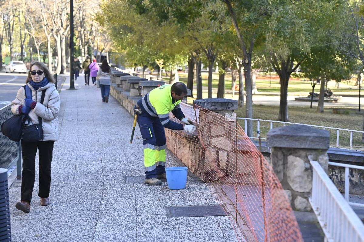 Un operario valla uno de los accesos al Parque Bruil de Zaragoza.
