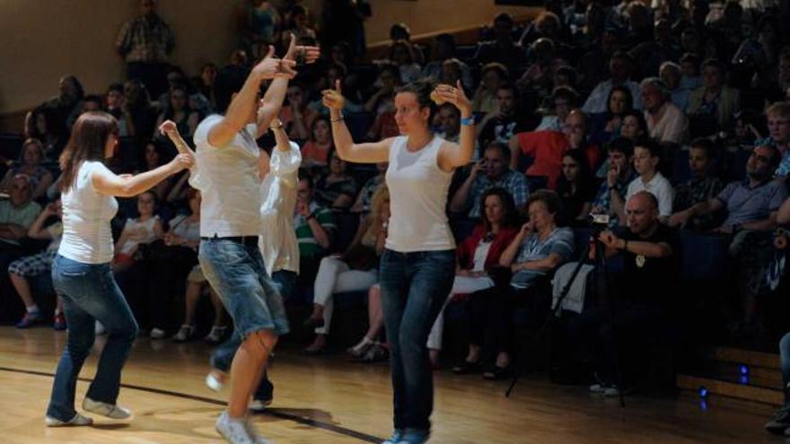 Alumnas de baile tradicional, durante la actuación de ayer.