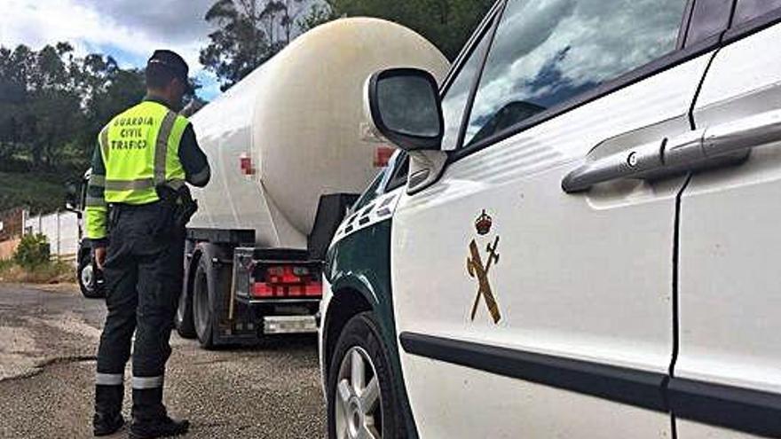 Camión interceptado, con un guardia civil.