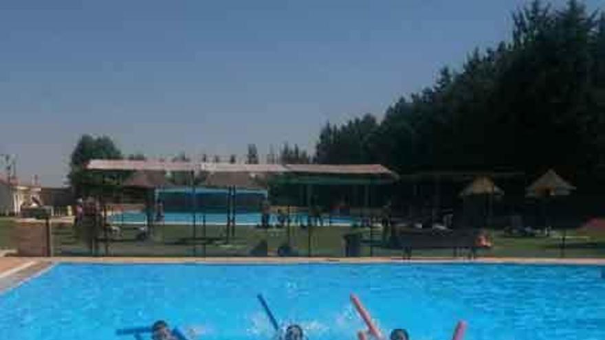 Usuarios disfrutan de la piscina en una temporada anterior. Foto