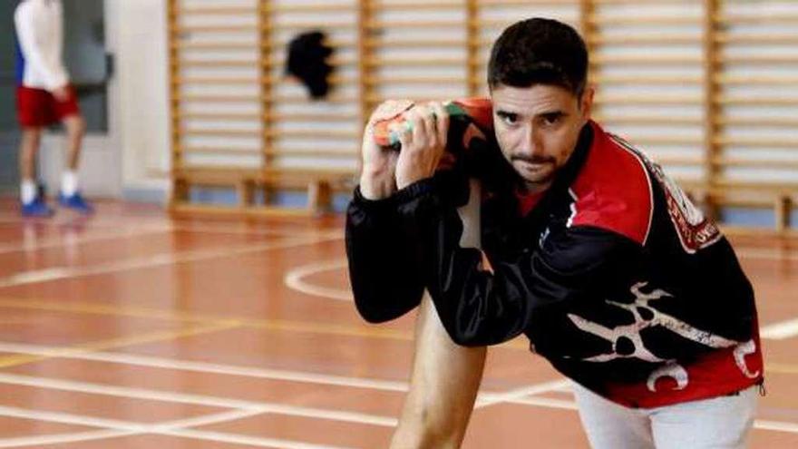 El preparador físico Jonás Vigil hace estiramientos junto a Uccello.