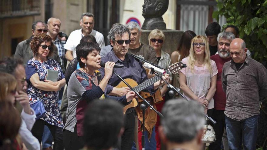 Sofia Moltó y Josep Maria Gadea actuando durante el homenaje.