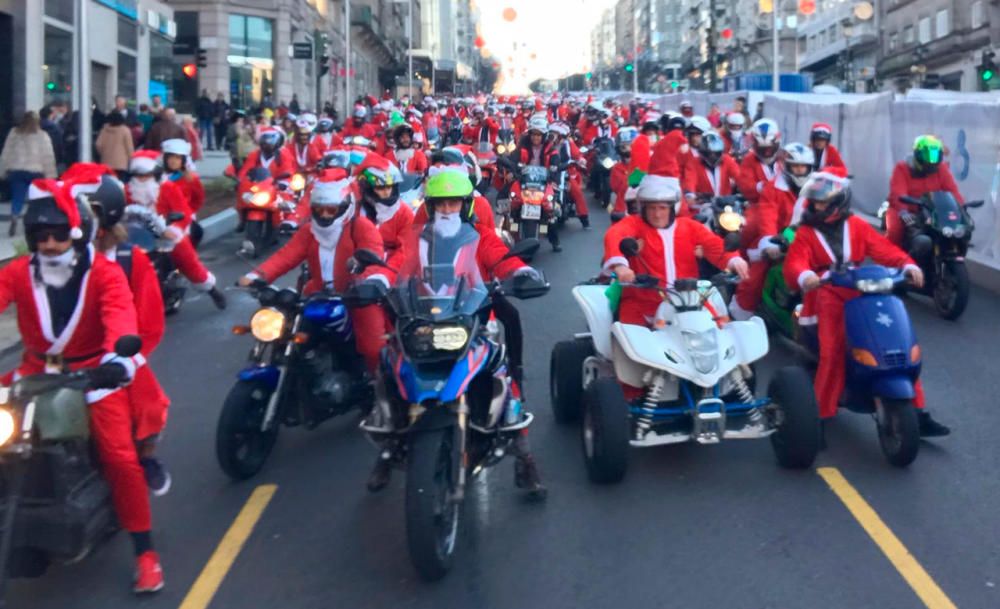 Un año más los papanoeles recorren las calles de Vigo, en un evento organizado por Moto Club Galicia y Revista Motera