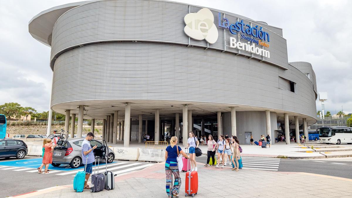 Viajeros en la estación de autobuses de Benidorm.