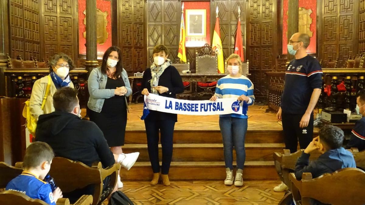 Mª Carmen Climent y Estefanía Sales durante la bienvenida al club francés.