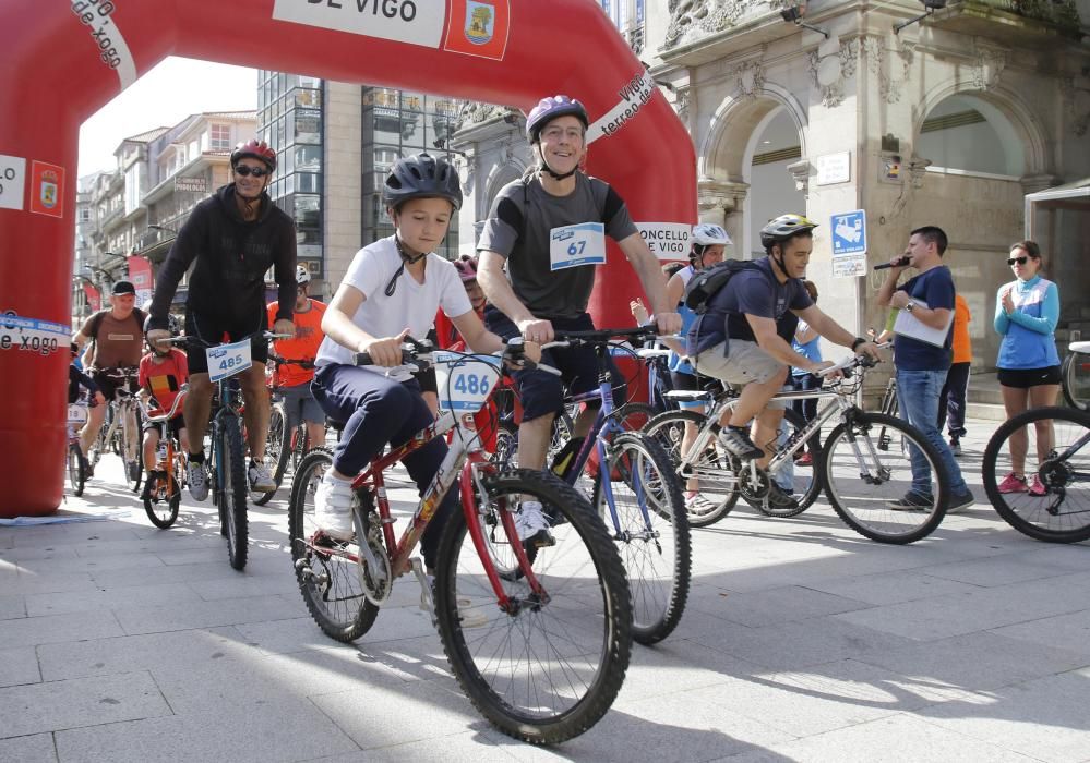 Decenas de aficionados al pedal asistieron a la primera marcha Decabike por el centro de Vigo