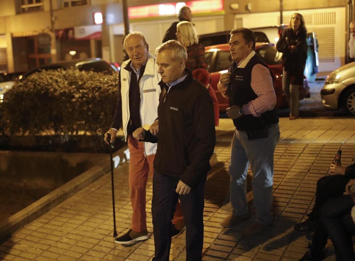 El rey emérito y la infanta Elena, a la salida del "choco" de Vigo donde cenaron // R. Grobas
