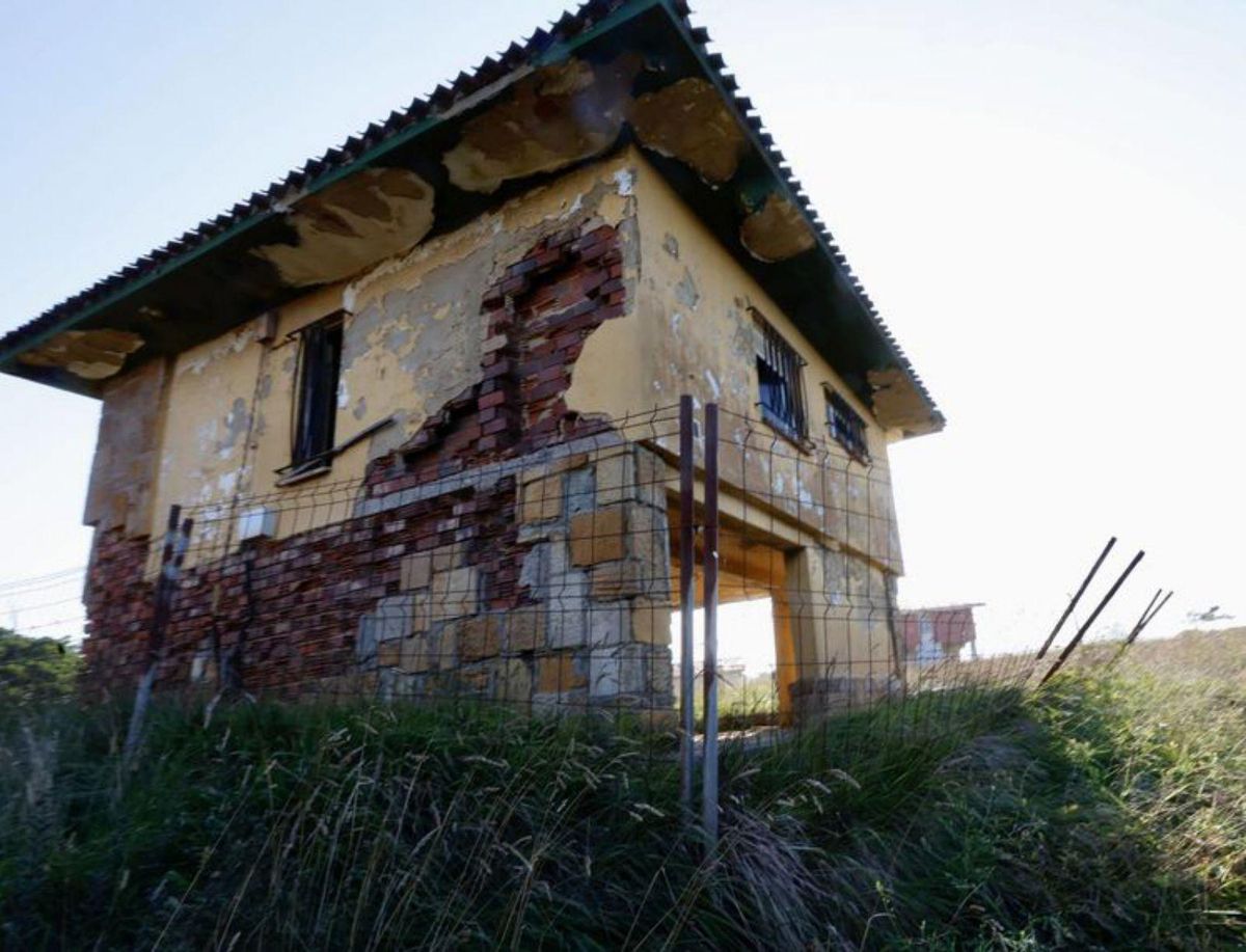 Edificio de la Residencia Jacobo Campuzano, demolida hace casi veinte años, y el ambiente familiar de la ciudad de vacaciones.