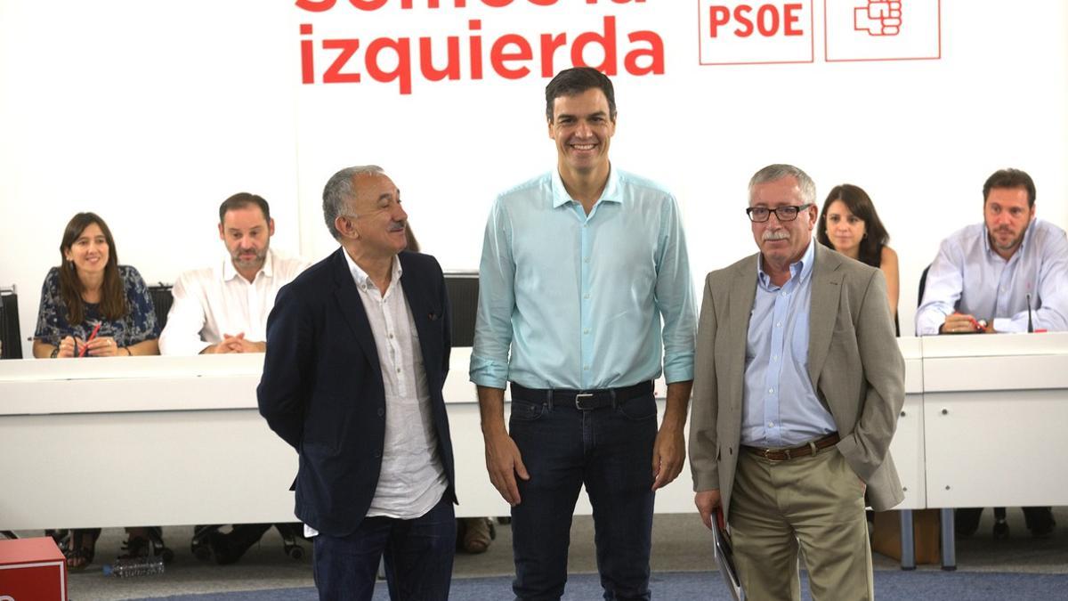 El secretario general del PSOE, Pedro Sánchez, flanqueado por los secretarios generales de UGT, Pepe Álvarez, y de CCOO, Ignacio Fernández Toxo (derecha).