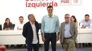 Pedro Sánchez posa junto a Pepe Álvarez (UGT) e Ignacio Fernández Toxo (CCOO) antes de la reunión. 