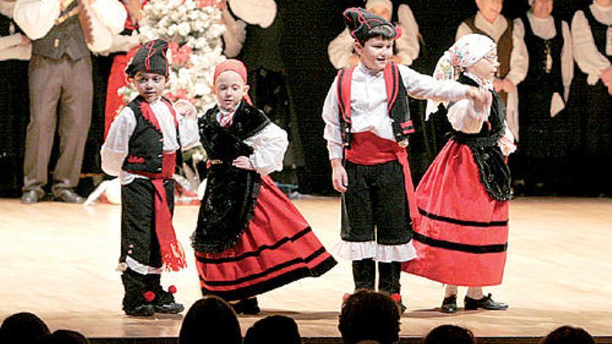 Un momento de las actuaciones en el Festival de Cáritas, ayer, en el Auditorio.